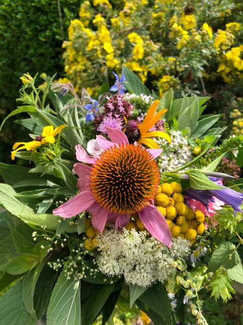 Farbenpracht. Zum Großen Frauentag wurden in St. Marein bei Knittelfeld Kräuterbüscherl gesegnet und mit nach Hause gebracht, wo sie Schutz für Haus und Hof bringen sollen. 	 | Foto: Alexandra Schneidler