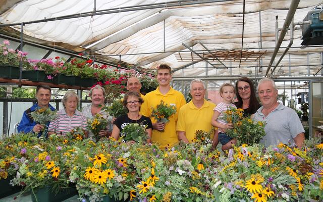 Kainbach bei Graz. Aktive und ehemalige Mitarbeitende im Johannes-von-Gott-Zentrum der Barmherzigen Brüder banden Kräuter-buschen zum Verschenken.  | Foto: Barmh. Brüder
