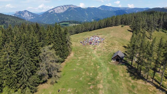 Dem Himmel entgegen. Alljährlich zu Mariä Himmelfahrt feiert die Freiwillige Feuerwehr Tulwitz, Pfarre Fladnitz an der Teichalpe, eine Bergmesse am Sulberg | Foto: Thomas Harrer