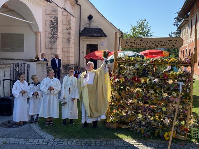 Koglhof.  Zahlreiche Mitfeiernde, darunter 20 Fußpilger aus Anger, fanden sich bei der Kräutersegnung mit Pfarrer Peter Weberhofer ein. 	 | Foto: Pfarre Koglhof