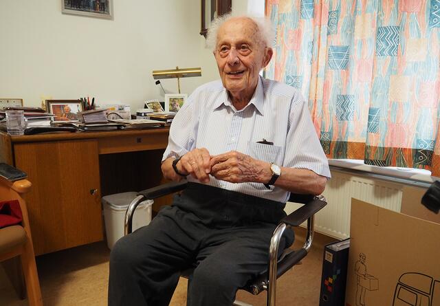 Jedem, der etwas wissen möchte, erzählt Johann Loidl (großes Bild) gerne aus seinem 97-jährigen Leben. | Foto: KiZ/lila