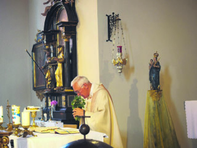 Wie das duftet.  In der Pfarre Ottendorf wurde gefeiert, gesegnet und der Wohlgeruch der Kräuter genossen. | Foto:  Engelbert Lafer