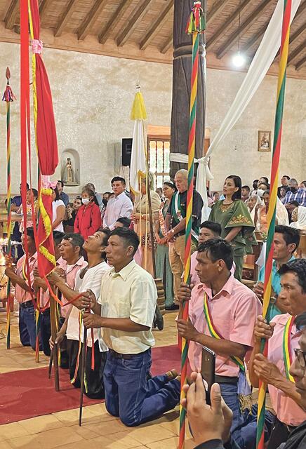 Cabildo: Die indigenen Räte knien bei der Wandlung in der ersten Reihe. | Foto: RB/ibu