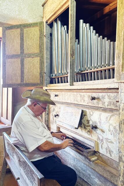 Die Orgel auf der Diözesanbischof Robert Flock in Santa Ana spielt stammt noch aus der Zeit der Jesuiten.  | Foto: RB/ibu