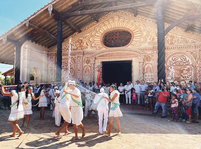 Mit einer tanzenden Begrüßung stellten sich in San Rafael die Jugendlichen ein, ihre kunstvoll verknoteten Bänder symbolisieren die Zusammengehörigkeit in der Gemeinde.  | Foto: RB/ibu