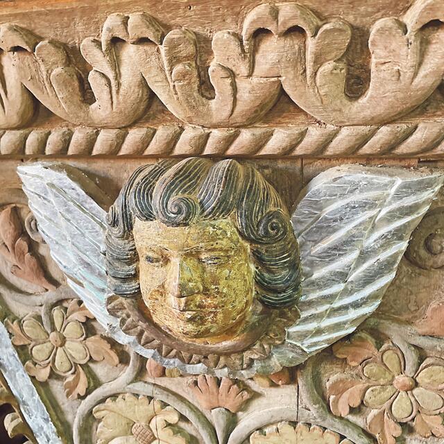 Typischer geschnitzter Engelskopf in der Kirche Santa Ana. | Foto: RB/ibu