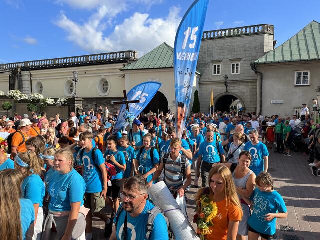 Tschenstochau. Mehr als 400.000 Menschen besuchen zu „Mariä Himmelfahrt“ per Auto, per Fahrrad oder zu Fuß die „Schwarze Madonna“. Die Steirer kamen mit dem Bus.