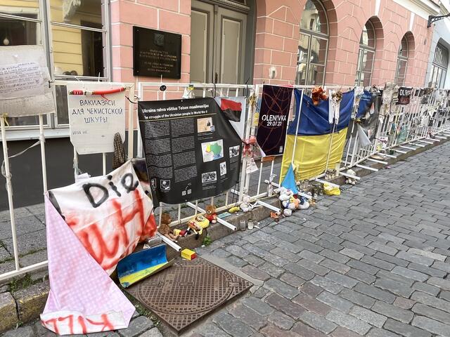In Tallinn werden vor der russischen Botschaft Unterstützungszeichen für die Ukraine platziert 