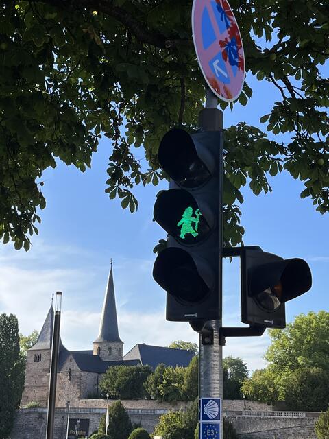 Die Ampel vor dem Dom von Fulda zeigt „Grün“. Der Bischof geht voran.
