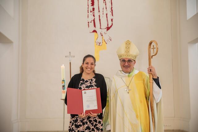 Julia Meister mit ihrem Dekret. | Foto: Neuhold