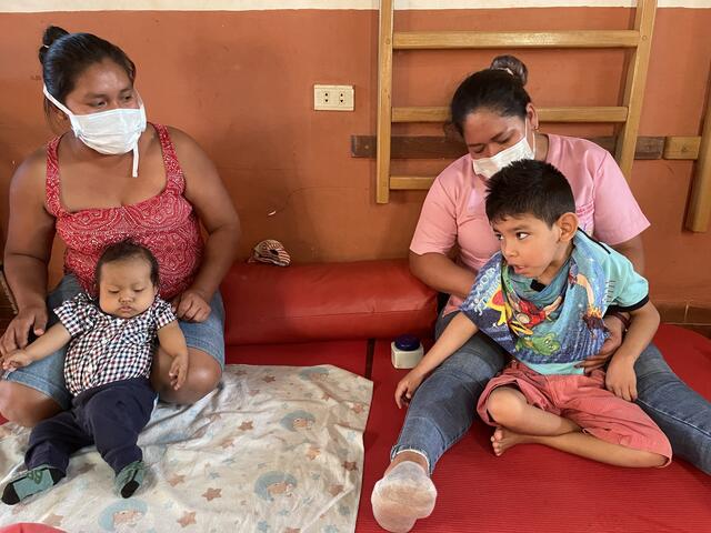 FASSIV: Kinder mit Beeinträchtigung bekommen hier die notwendige Therapie wie Joe Valentino (r.) bei Therapeutin Jessica. | Foto: RB/ibu