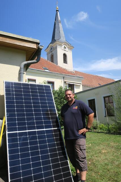 4.800 Kilowattstunden Strom hat die Anlage laut Elektriker und Pfarrmitglied Horst Jung im ersten Jahr produziert. | Foto: Stefan Hauser