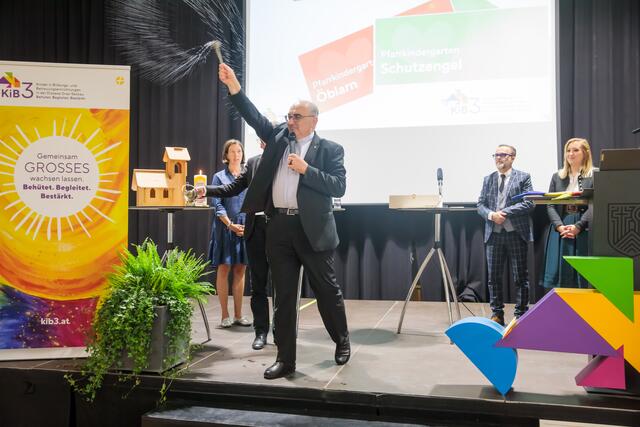  Bischof Krautwaschl segnete den Start großzügig 