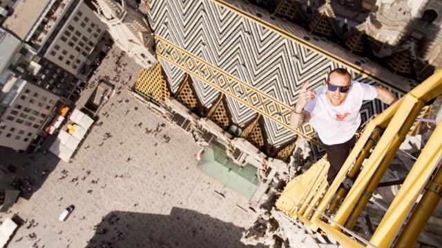 Himmel auf Erden: Freeman singt in 130 Meter Höhe vom Stephansdom sein Liebeslied.  | Foto: Freeman Vienna / Privat