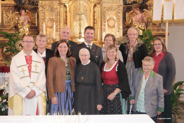 Caritasdirektorin Nora Tödtling-Musenbichler (3. v. l.) bedankte sich bei Engagierten, darunter Sr. Lima | Foto: Koren