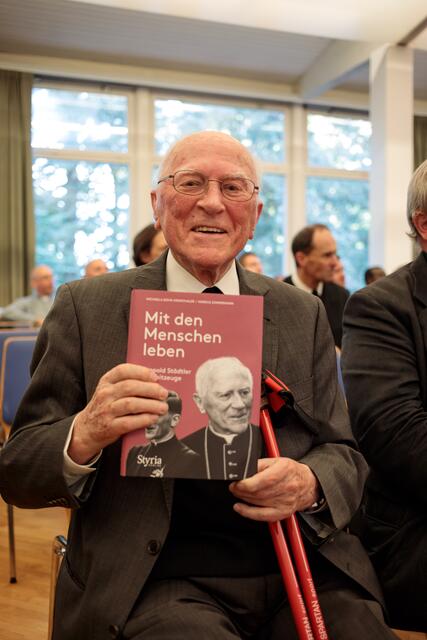Bei den Priestertagen wurde das Buch „Mit den Menschen leben“ vorgestellt und an Prälat Städtler überreicht. Mit seinen Wortmeldungen in diesem Buch wird es auch einen Podcast geben. | Foto: Neuhold