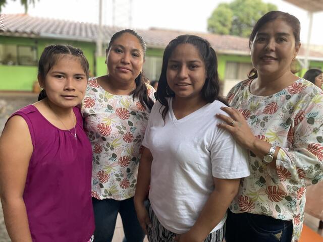 Teil der „Maria Jacinta“-Familie: Lilly (l.) und Carla (2. v. r.) mit Sozialarbeiterin Erika Lopez  und Psychologin Katherine Gutierrez (r.). | Foto: RB/ibu