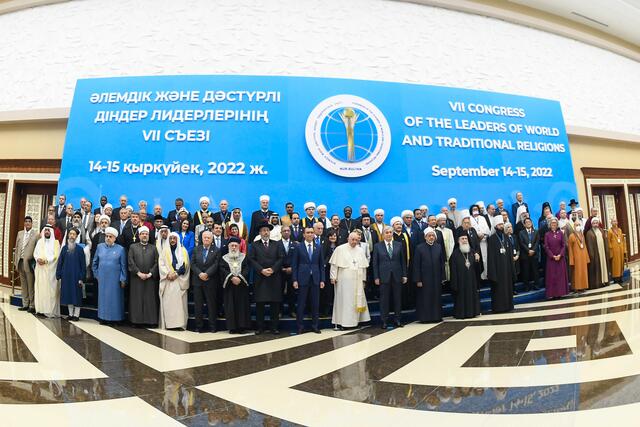 Seit 2003, auch als Reaktion auf den islamistischen Terroranschlag vom 11. September 2001 in den USA, lädt die kasachische Regierung alle drei Jahre zu einem „Kongress von Führern der Welt- und traditionellen Religionen“. Zum diesjährigen Kongress reisten etwa 100 Delegationen aus 50 Ländern an. | Foto: Vatican Media/Romano Siciliani/KNA