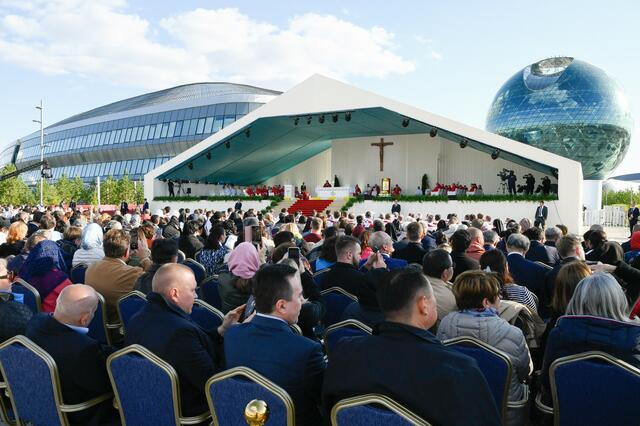 Großer Gottesdienst am Expo-Gelände, wo 2017 die Weltausstellung stattfand. Das große Kreuz kommt aus der Pfarre von P. Leopold Kropfreiter. | Foto: Vatican Media/Romano Siciliani/KNA