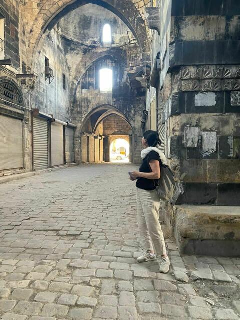 Ein Rundgang durch den weltweit größten Souk offenbart die komplette Bandbreite der Zerstörung. Die ehemals farbenfrohen Geschäfte sind nur noch Ruinen, Löcher in den Wänden, alles ist zerstört. | Foto: Don Bosco Mission Austria