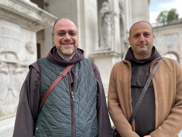 In guten Händen: In Kürze übergibt P. Ibrahim Alsabagh seine Pfarre St. Francis in Aleppo an P. Bahjat Karakash (r.) und damit in gute Hände wie er sagt. P. Ibrahim setzt seine Mission in Nazareth fort.� | Foto: RB/ibu