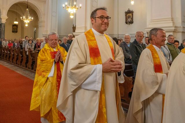 Seelsorgeraumleiter Pfarrer Friedrich Weingartmann (links) beim Einzug in die Feldbacher Stadtpfarrkirche mit Kaplan Markus Schöck und Pfarrer Bernhard Preiß. | Foto: Ingrid Donner