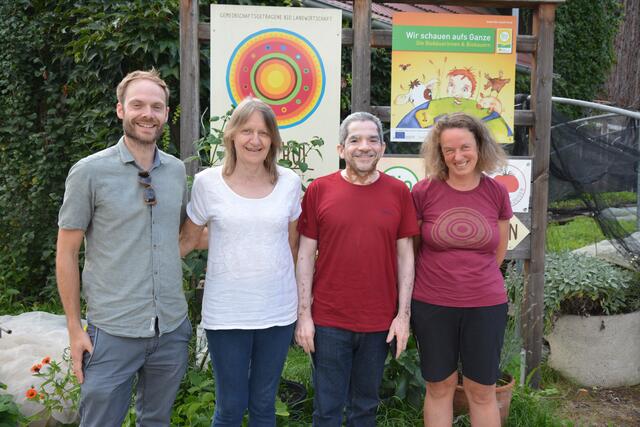 Zu Besuch am Jaklhof waren Maria und Moacir (Mitte) mit Thomas Klamminger (l.) zum Austausch mit Bäuerin Anna Ambrosch. | Foto: Sei So Frei