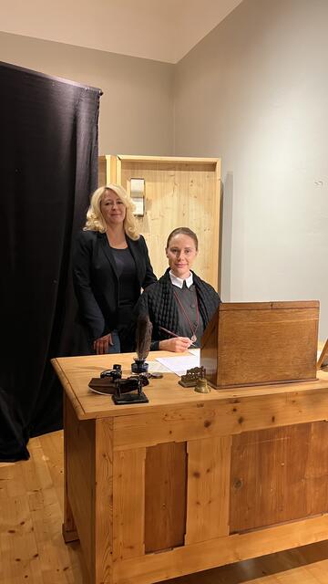 Aufnahme in Bergheim: Regie, Ton und Film fingen Szenen aus Maria Sorg ein. Am Schreibtisch sitzt Komparsin Eva Sekira, hinter ihr Filmemacherin Gabriele Neudecker. | Foto: RB/Michaela Hessenberger