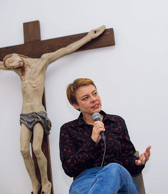 Forschung müsse aktivistisch sein, so Christine Braunersreuther, die zum Thema „transnationale Care-Arbeit“ forscht und 
die Ausstellung „Hilfslinien“ kuratierte. | Foto: Neuhold