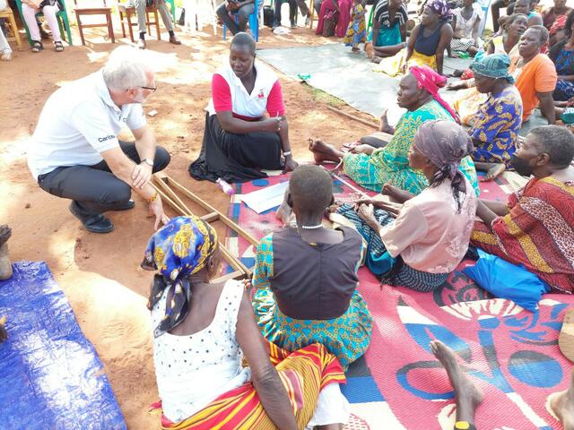 Bischof Josef Marketz nimmt sich im Rahmen der Caritas-Projektreise viel Zeit für die Menschen vor Ort.  | Foto: Foto: Caritas