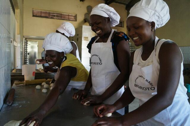 Neun Mitarbeiter*innen sind in der neuen Bäckerei beschäftigt. Gebacken wird Brot, das süßer ist das in Österreich.  | Foto: Foto: Caritas