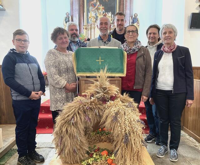 Gruppenfoto der neuen Wortgottesdienst-Leiter: (v. l.) Ministrant Bernhard Krecek, Karin Böhm, Harald Zauner, Bürgermeister Josef Schaden, Alexander Scheidl, Roswitha Oberbauer, Organist Mag. Gerhard Kasper und Anita Oppl