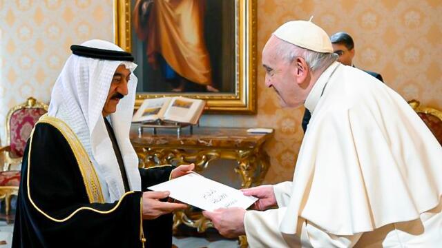 Vor der Reise traf der Papst den neuen Botschafter von Bahrain beim Vatikan (rechts). | Foto: vatican news
