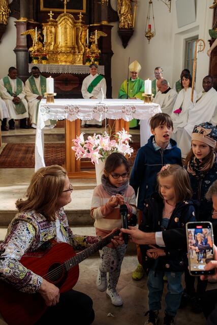 Die Kindergartenkinder konnten ihre Freude in den Gottesdienst hineinsingen. | Foto: Neuhold