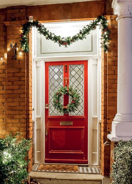In England werden die Haustüren zur Weihnachtszeit traditionell mit Kränzen geschmückt.  | Foto: Amlang
