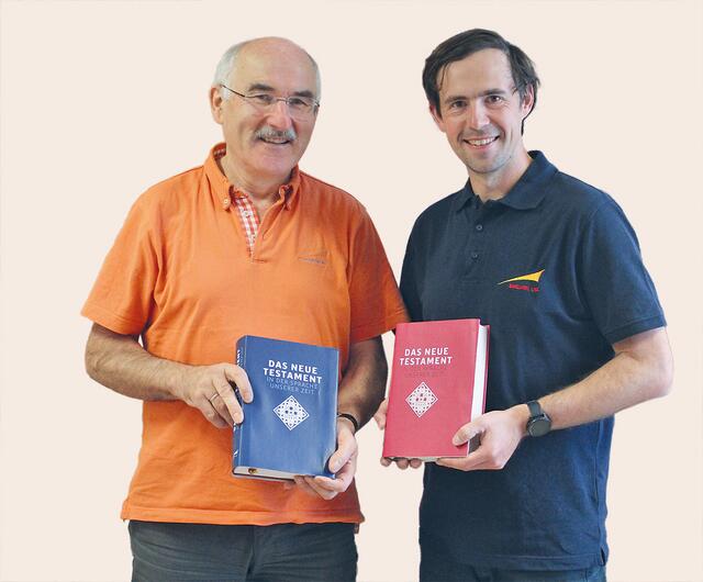 Franz Kogler und Reinhard Stiksel haben eine Neuausgabe des Neuen Testaments koordiniert. | Foto: Bibelwerk