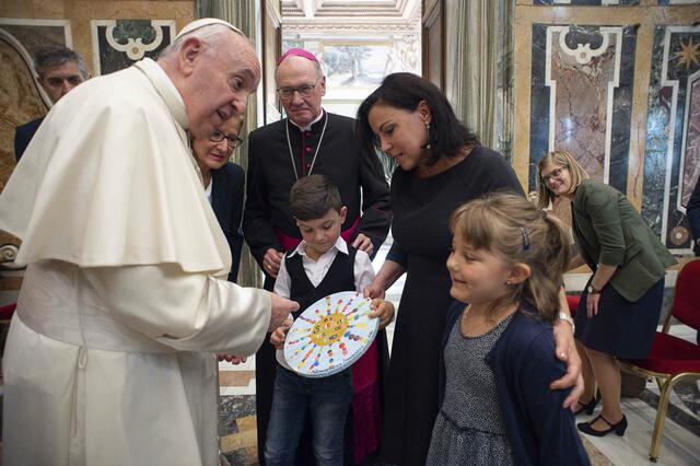 Besuch des Ambulatoriums und Autismuszentrums Son­nen­schein mit Bischof Alois Schwarz und Landeshauptfrau Johanna Mikl-Leitner bei Papst Franziskus im September 2020.  | Foto: zVg