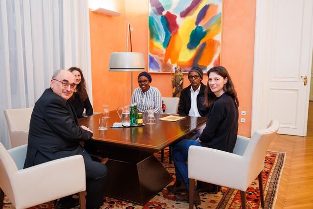 Zu Gast. Abdiah (Mitte) und Adano (2. v. r.) besuchten mit DKA-Referentin Julia Radlingmayer (r.) Bischof Krautwaschl (l.). | Foto: Neuhold