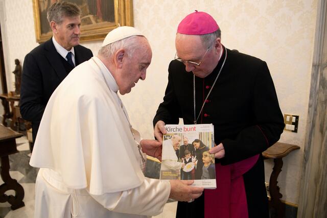 Der Papst schaut das Cover von Kirche bunt genau an. | Foto: Vatican Media/Romano Siciliani