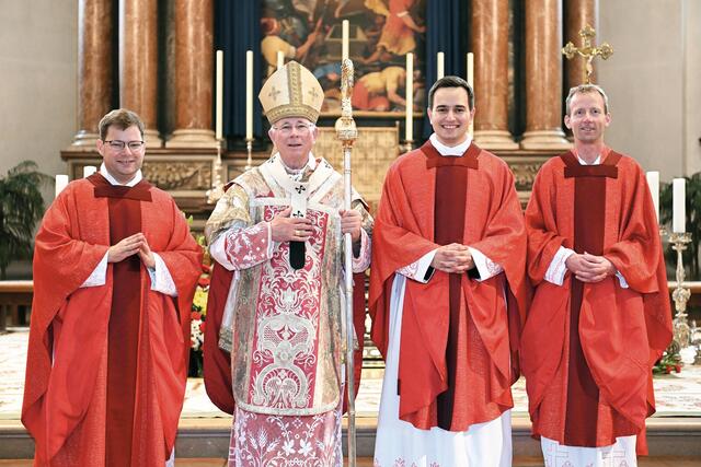 Priesterweihe: Am 29. Juni weihte Erzbischof Franz Lackner im Salzburger Dom die Diakone Josef Grünwald (41) aus Abtenau, Johannes Lackner (28) aus Reith bei Kitzbühel und den gebürtigen Elsbethener P. Jakob Auer (31) aus dem Benediktinerstift St. Peter zu Priestern der Erzdiözese.� | Foto: RB/hna