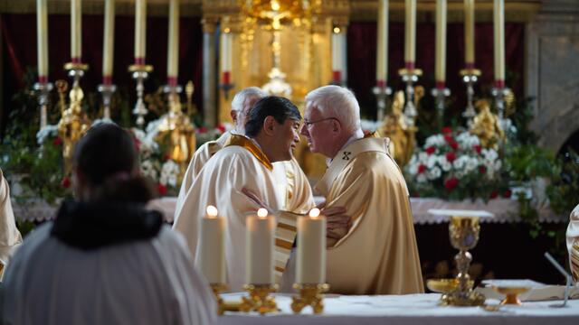 Der Friede sei mit dir – Erzbischof Franz Lackner und Weihbischof Shin-ho Chang Johannes Bosco beim Gottesdienst in St. Johann. | Foto: RB/ D. Kaufmann