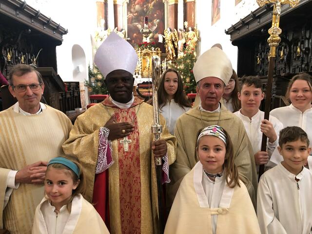 Viele Mattseer Minis feierten mit Bischof Toussaint Iluku Bolumbu, Weihbischof Hansjörg Hofer und Pfarrer Franz Lusak die Messe.  | Foto: RB/dap