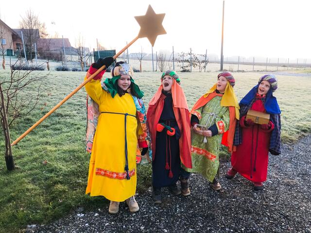 „Sehet unseren Stern, er führte uns zu dem Herrn, er führt uns auch zu eurer Tür…“ sangen 35 Sternsingergruppen aus Groß St. Florian, im Bild die aus Gussendorf. Auch hier über 21.000 Euro für Kenia ersungen! | Foto: Maria Hermann