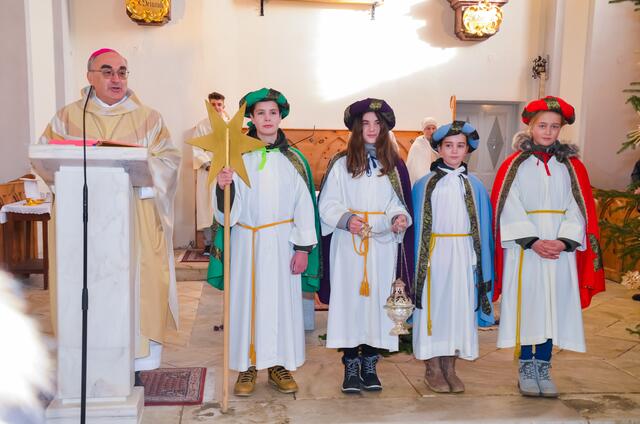 Bischof Wilhelm Krautwaschl leitete den Sternsingergottesdienst in Perchau, und  viele aus der 330-Seelen-Gemeinde feierten mit ihm.  | Foto: Anita Galler