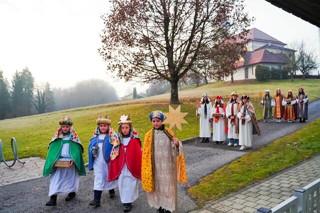 Eichkögl. „Wir gehen auf ganz neuen Wegen, wir folgen dem Stern, Gott schenkt uns dazu seinen Segen, wir geben ihn weiter gern!“ | Foto: Ingrid Donnerer