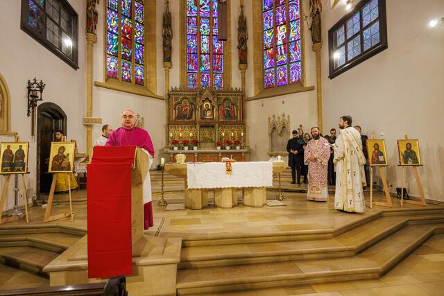 Bischof Wilhelm Krautwaschl predigt bei einem orthodoxen Gottesdienst mit Metropolit Arsenios Kardamakis  | Foto: Neuhold