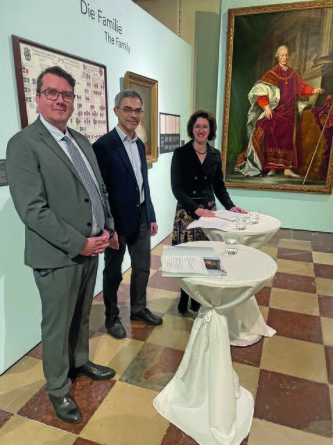 Protagonisten der
Colloredo-Ausstellung im  DomQuartier (von links): Thomas Mitterecker (Leiter des Archivs der Erz­diözese und Mitheraus­geber des Ausstellungskatalogs), Reinhard Gratz (Dommuseum-Direktor, Kurator) und Andrea Stockhammer (Direktorin des DomQuartiers). 
 | Foto: RB/tom