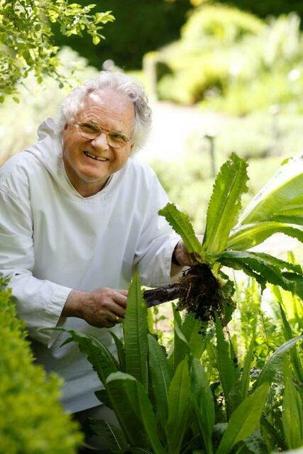 P. Johannes im Kräutergarten. | Foto: Europakloster Gut Aich.