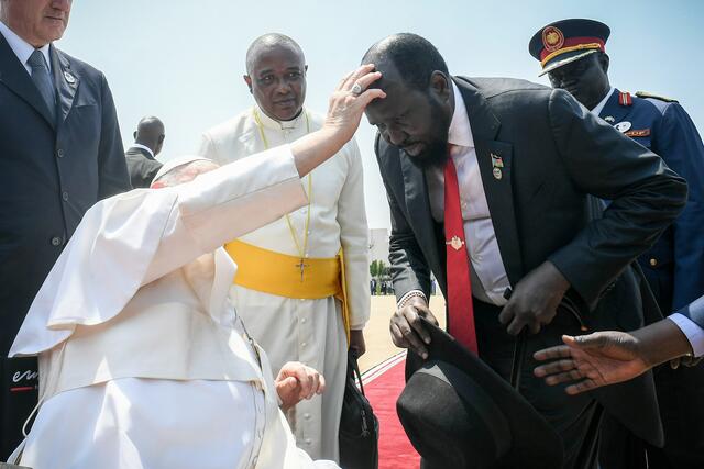 Papst Franziskus segnet den Staatspräsidenten vom Südsudan, Salva Kirr, vor seiner Abreise.  | Foto: KNA
