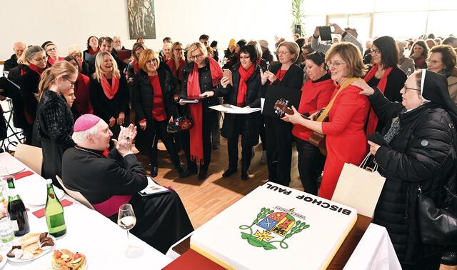 Der Chor „mehr:stimmig“ (Religionslehrer:innen) unter Adele Grill (mit Gitarre) sang zur Messe und brachte ein Ständchen bei der Agape im Martinus-Saal.